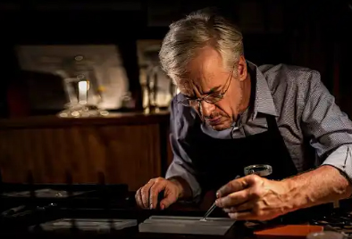 艾米龙手表表蒙有划痕如何处理（手表表蒙划痕维修方法总汇）